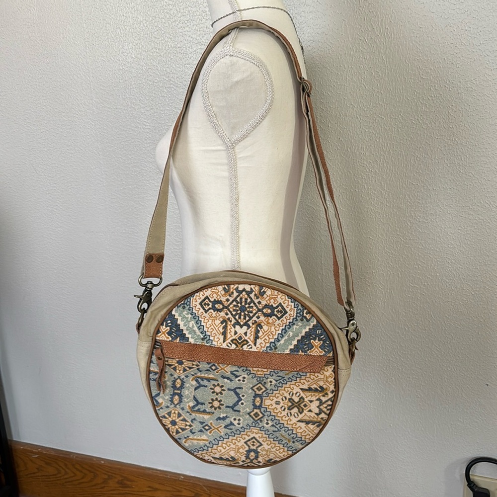 Canteen style crossbody bag